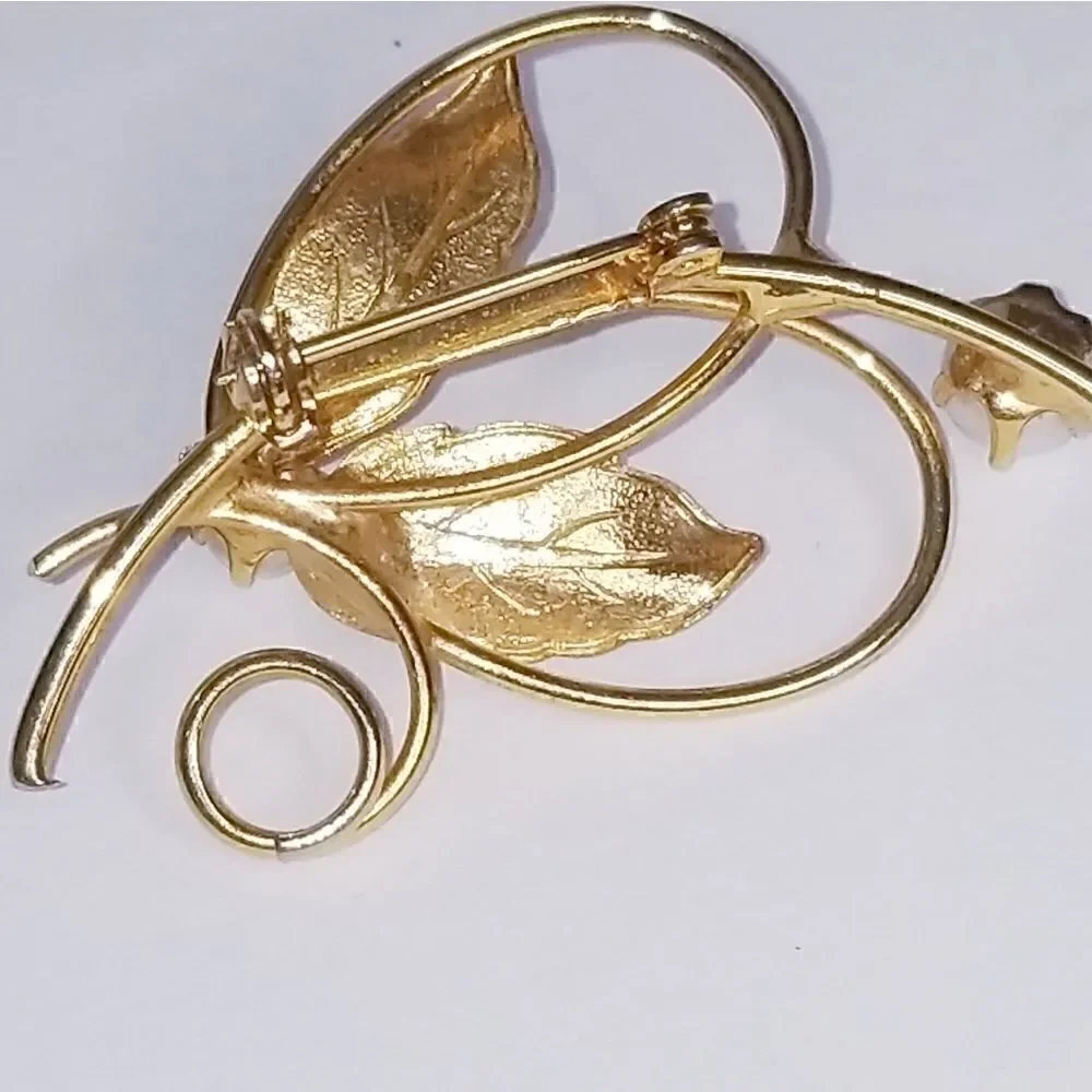5/$25 Vintage Gold & Pearl leaf Brooch